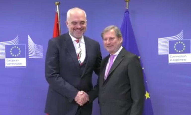 Hahn: Shqipëria po “vrapon” drejt BE, ka lënë pas Serbinë