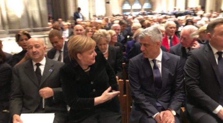 Thaçi pranë Merkelit në ceremoninë e varrimit të Bush-it të vjetër