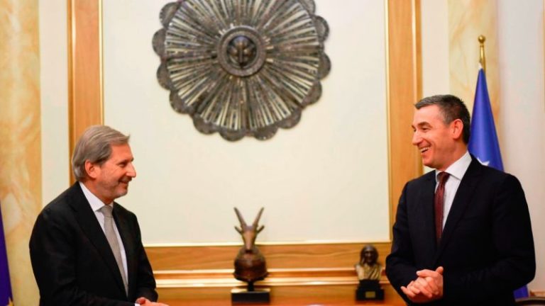 Veseli takohet me Hahn: Vendimi për heqjen e vizave nuk duhet të shtyhet