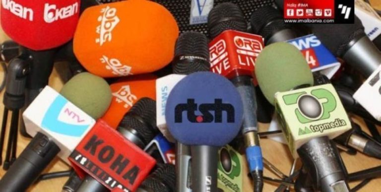 “Reporterët pa kufij”: Mediat në Shqipëri kërcënohen nga krimi dhe politika