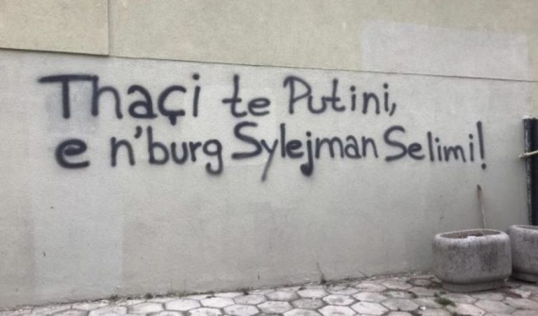 Grafit në Prishtinë: “Thaçi te Putini e në burg Sylejman Selimi”