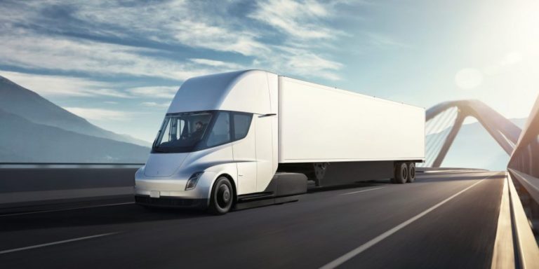 Elon Musk zbulon kamionin e parë elektrik Tesla, nga 0 në 100km/h për vetëm 5 sekonda