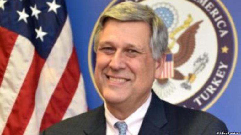 Ambasadori i ri Amerikan: S’mund t’i gjesh dy vende më mike se SHBA-ja e Kosova