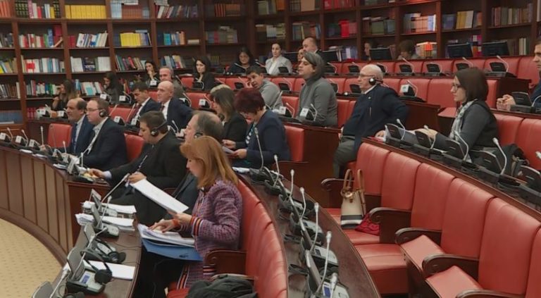 Debat i ashpër mbi ndryshimet kushtetuese në Kuvendin e Maqedonisë