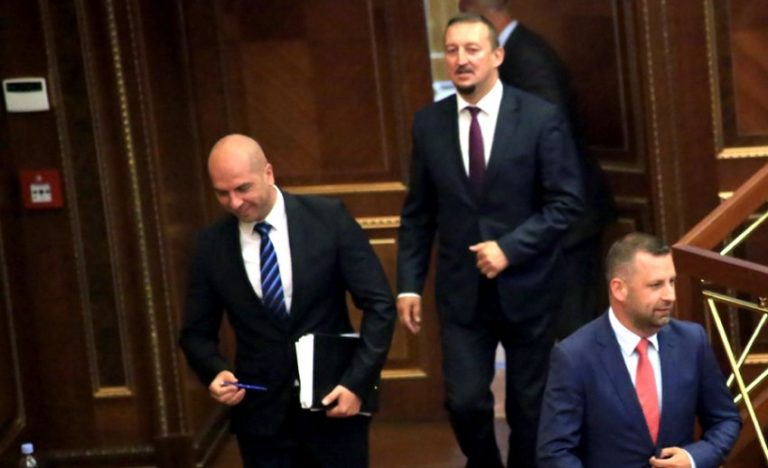 Ministrat dhe deputetët e Listës Serbe marrin paga dhe nuk dalin në punë