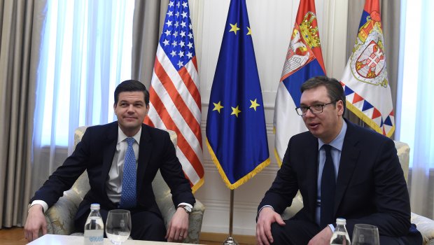Mitchel flet në telefon me Vuçiqin: Të kalohen tensionet, dialogu rruga e vetme që çon në zgjidhje