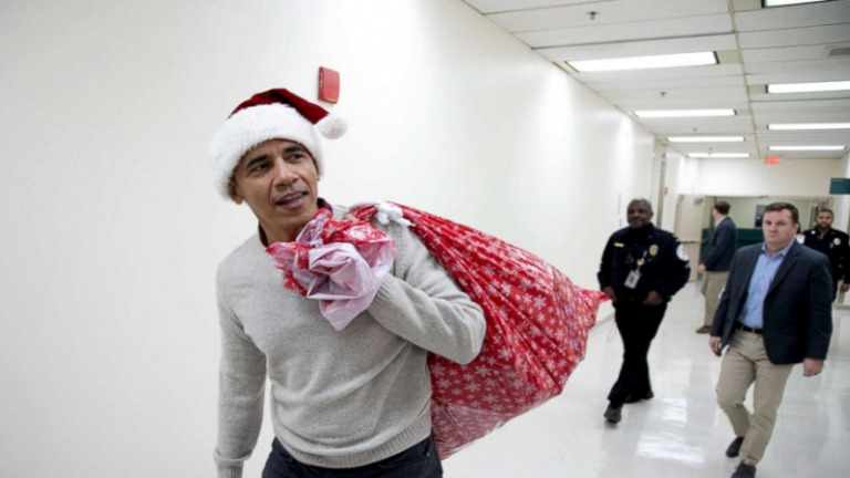 Gjesti i Obamas duartrokitet nga të gjithë: I veshur si ‘Babadimër’ viziton fëmijët e sëmurë