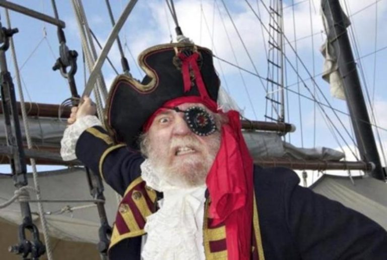 Pse piratët mbulonin vazhdimisht njëri sy?