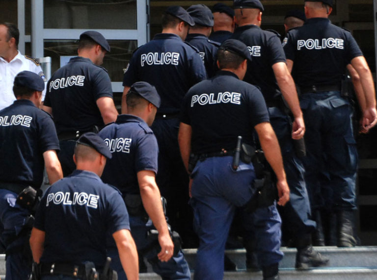Policëve gjatë orarit u ndalohen kafenetë dhe xhamitë