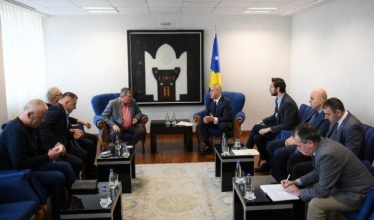 Haradinaj premton ngritje të pagave për punëtorët shëndetësorë