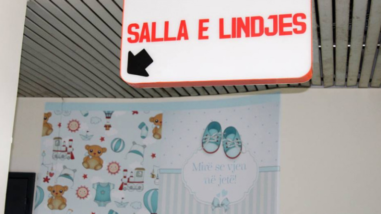 15 meshkuj e 13 vajza kanë lindur në QKUK, për 24 orët e fundit