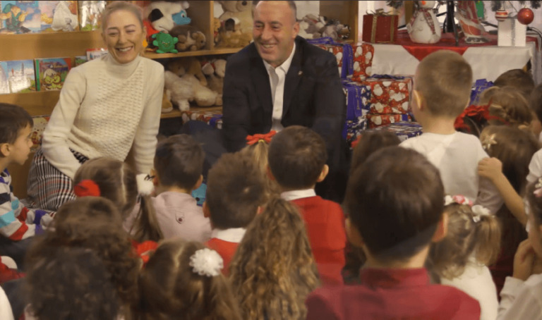 Fëmijët e pyesin Haradinajn çfarë do nga Babadimri dhe pse nuk qesh më shpesh