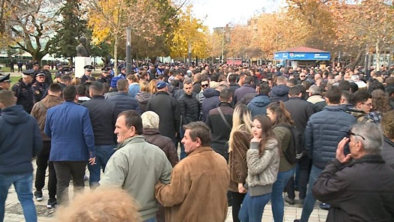 Studentët sot protestuan përpara Parlamentit të Shqipërisë