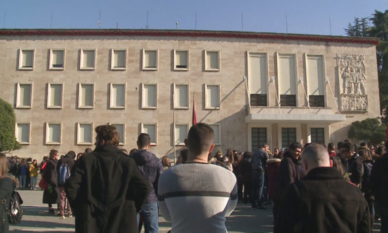 Studentët: Nuk dialogojmë! Protesta para Kryeministrisë, pa bllokim rrugësh