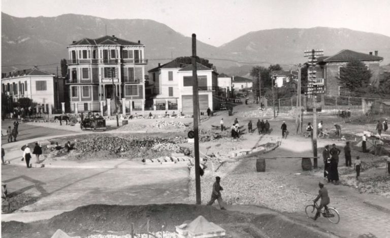 Fotot e rralla nga Tirana e vitit 1939, kur prisheshin ndërtesat për të hapur rrugë…