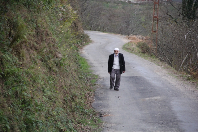 Turqi: 84-vjeçari ecën çdo ditë tetë kilometra për të lexuar gazetën