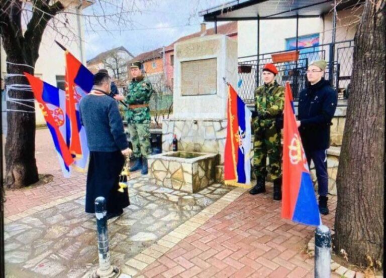Ushtarët serbë brenda territorit të Kosovës, shoqërojnë ish deputetin e Listës Serbe