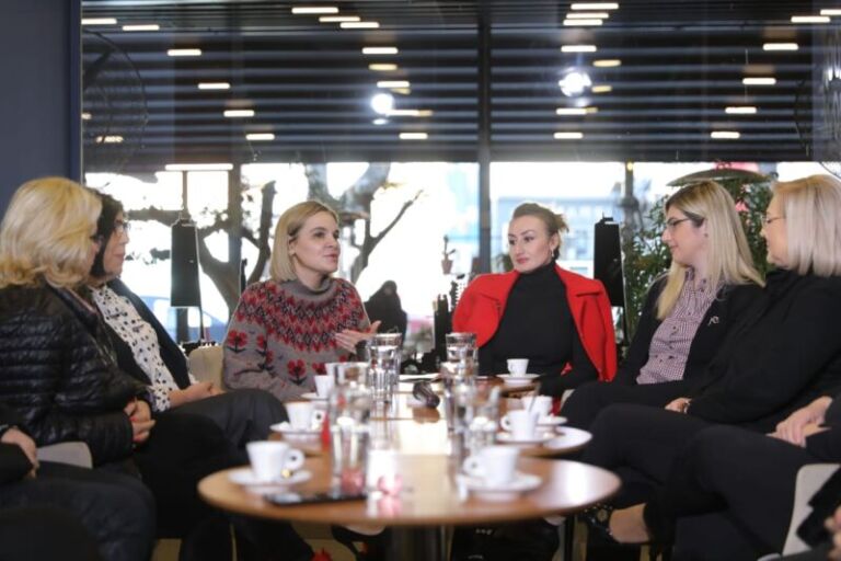Kryemadhi takim me gratë në Elbasan: Plani i LSI përfshin rimbursimin me 5% të faturave