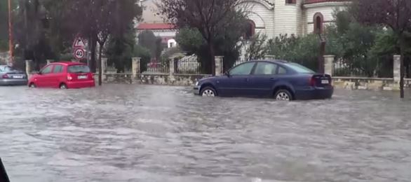 VIDEO/ Situatë dramatike në Durrës, niveli i ujit rritet 20 cm për 1 min