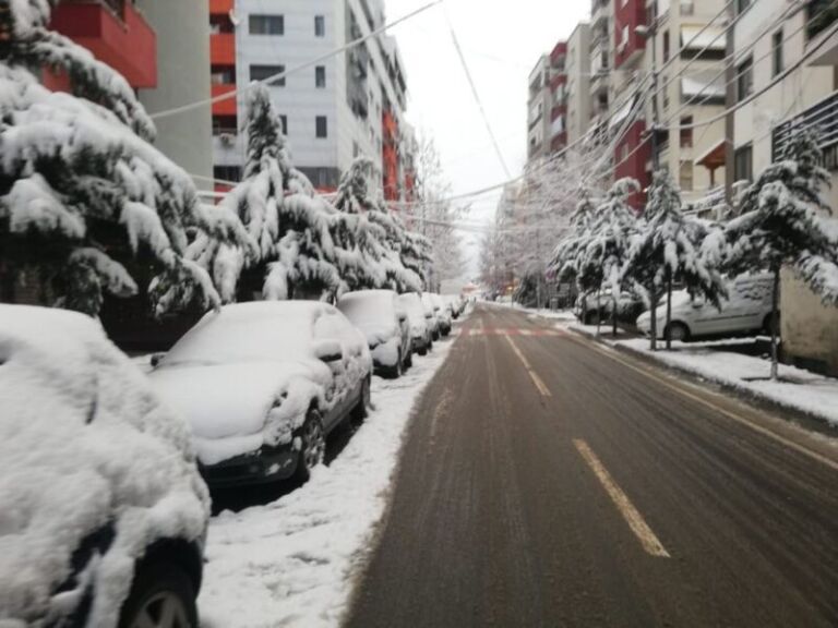 Shqipëria nën pushtetin e dëborës, vështirësohet qarkullimi i mjeteve