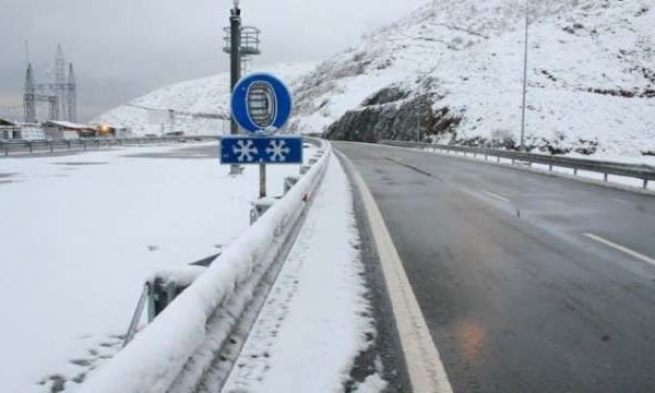 Bora rëndon komunikacionin, ndalohet qarkullimi i kamionëve në rrugën Gostivar-Kërçovë dhe Mavrovë-Dibër