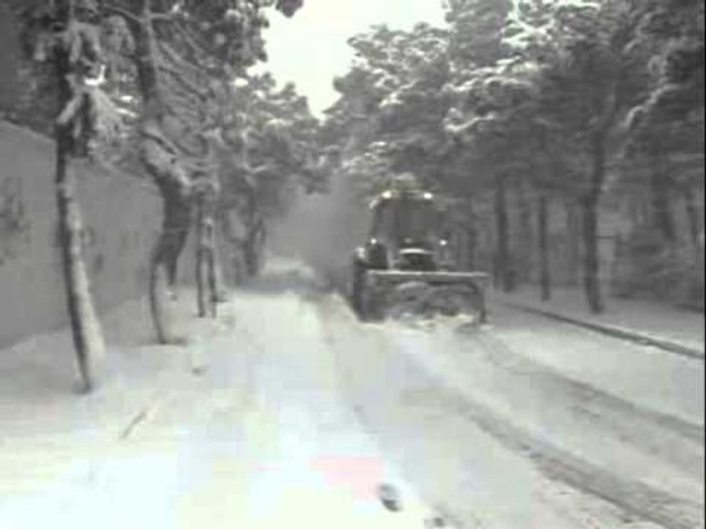 Dëborë e madhe në Athinë, kaos në trafik, ndërprerje energjie dhe 3 të vdekur