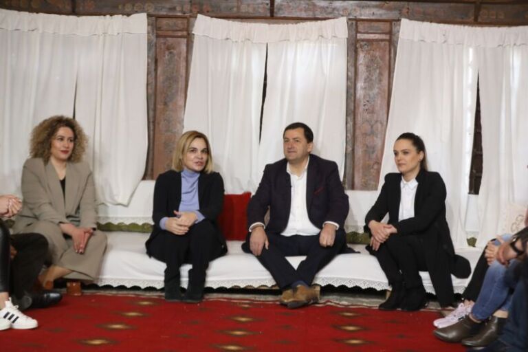 Kryemadhi prezanton kandidatët në Gjirokastër: Detyrë e madhe për të kthyer shpresën, energjinë pozitive të të rinjve e të rejave në Shqipëri