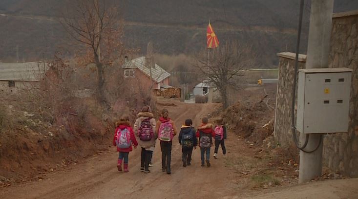 Nuk ka shkollë për nxënësit e lagjes Bardhi në Maqedoni, vazhdojnë të mësojnë në Kosovë
