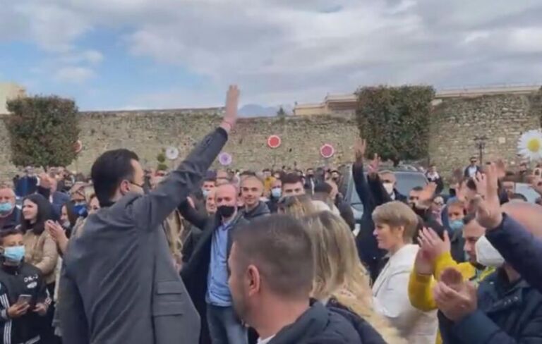 VIDEO/ Dita e Verës, Lulzim Basha pritet me duartrokitje të forta në Elbasan