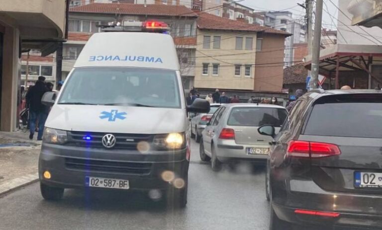 Një i vdekur dhe dy të plagosur në Mitrovicë