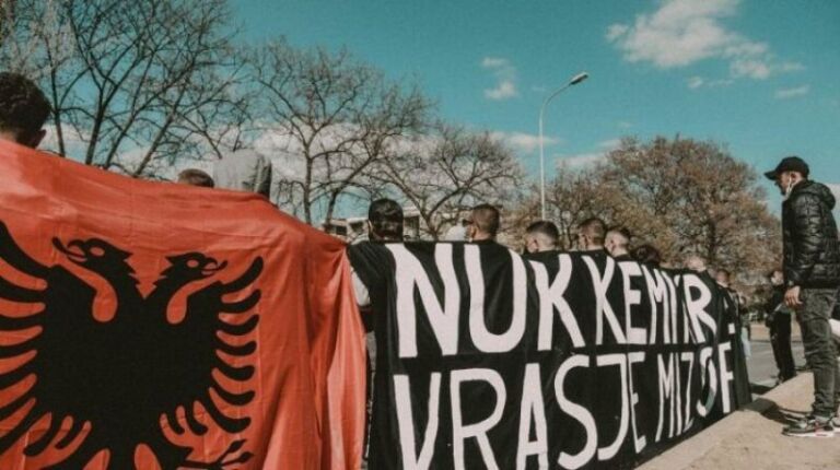 Rrahja e tifozëve shqiptarë me ata maqedonas që përfundoi në tragjedi, protestojnë Shvercerat