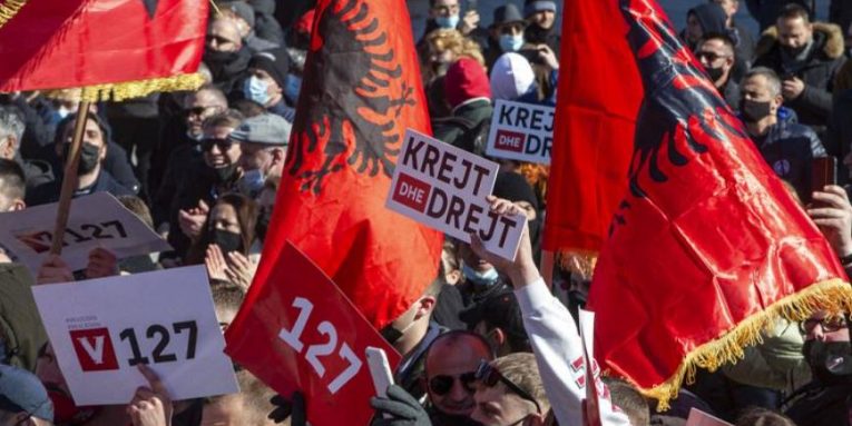 Analiza e Euronews / Si apatia e BE ndaj zgjerimit mund të bashkojë Kosovën me Shqipërinë?
