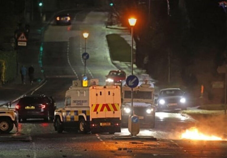 Dhuna në Belfast/ Sërish lëshohen automjete në flakë drejt policisë britanike (Pamje dramatike)