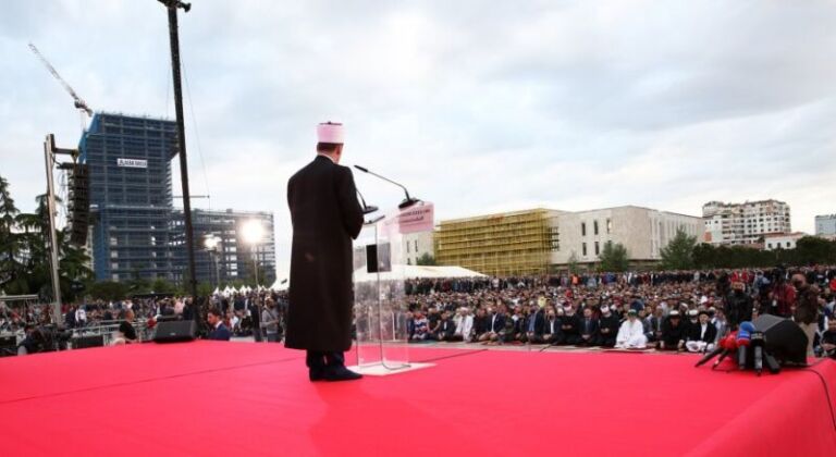 ‘Sot nuk ka mëri, urrejtje, smirë, mërzi’ – Besimtarët myslimanë falen në sheshin ‘Skënderbej’, kremtojnë Fitër Bajramin