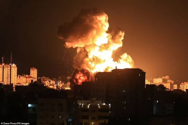 FOTOLAJM/ Izraeli hedh 1 mijë bomba mbi Rripin e Gazës