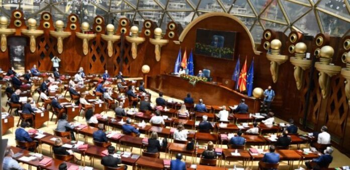 Maqedoni: Në Kuvend do të debatohet për nismën qytetare “Libra dhe mësim duhet të ketë”