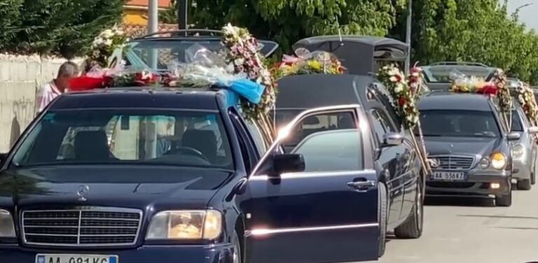 Pamje të trishta/ Kortezhi me 4 makina funerali, përcillet për në banesën e fundit familja që u shua në aksident
