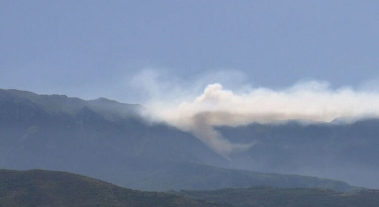 Zjarr prej disa orësh në malin e Tomorrit, rrezikohet Parku Kombëtar