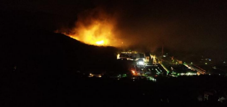 Shpërthime të fuqishme në fabrikën e municioneve në Serbi, evakuohen banorët e punonjësit