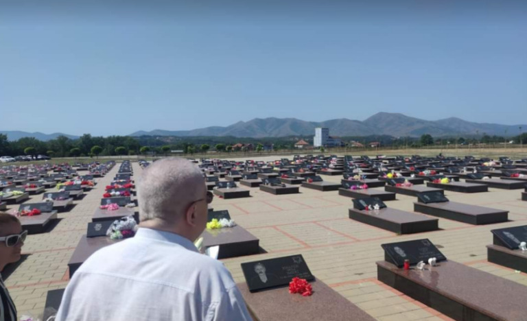 Politikani serb Nenad Çanak viziton varrezat e Mejës, hidhëron disa bashkëkombas të tij