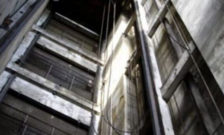 Bie në vrimën e ashensorit, vdes 16-vjeçari në Gjakovë