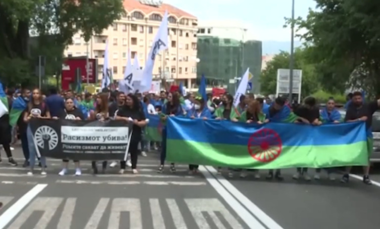“Racizmi vret”, protestë në Shkup për vrasjen e të riut rom
