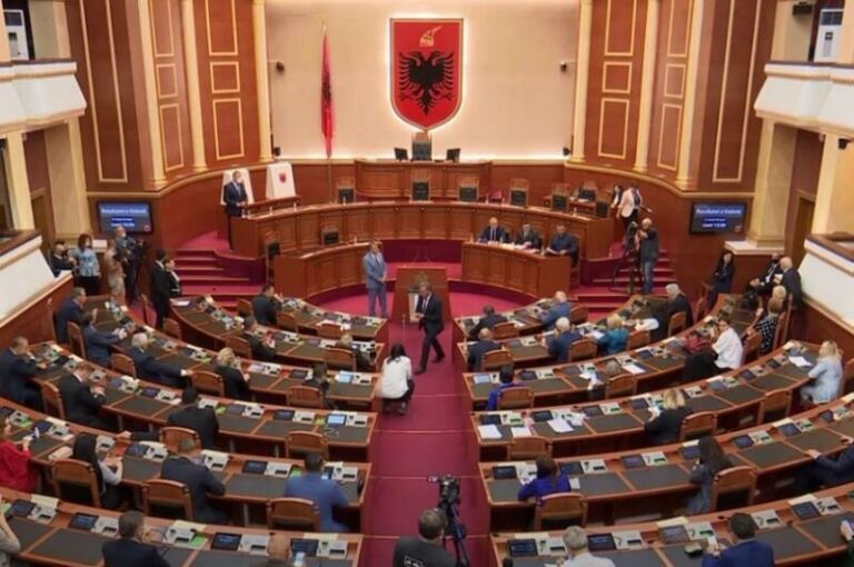 Kuvendi i Shqipërisë tërhiqet, anulon vendimin që ua mbylli dyert gazetarëve