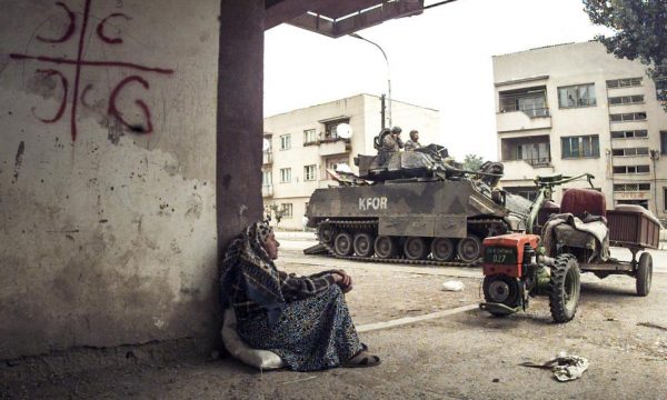 Gazeta amerikane publikon si foto të ditës një moment të rrallë gjatë 1999-ës në Kosovë