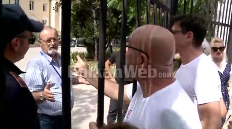 “Ky është shtet fashist”/ Tension te Ministria e Kulturës, Aleanca për Mbrojtjen e Teatrit dorëzon shkresën pas vendimit të Kushtetueses, aktorët: Dera na u mbyll me shul