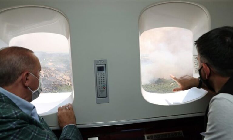 Erdogan përcjell nga helikopteri situatën me zjarret në Turqi