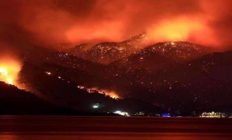 Pamje dramatike nga Bodrumi, qielli bëhet “i kuq” nga zjarri