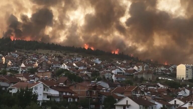 Zjarret përfshijnë edhe Maqedoninë e Veriut, flakët nga pylli rrezikojnë qytetin (FOTO)