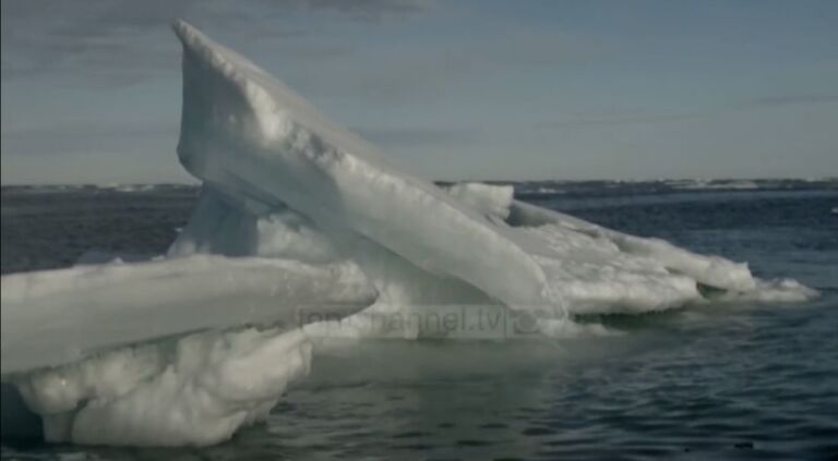 Temperatura të larta në Arktik, shkrihen brenda ditës 22 gigatonë akull