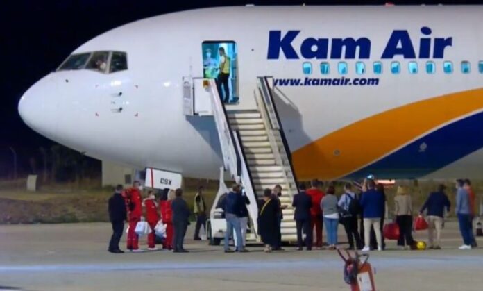 Mbërrin avioni me 149 afganët e parë në Shkup